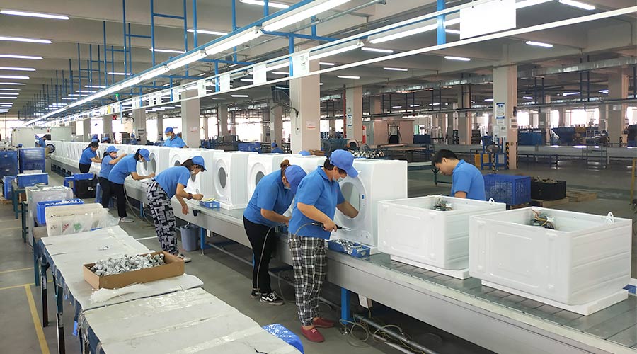 高效率！員工們忙碌地開展巴西客戶的衣物烘干機(jī)生產(chǎn)工作