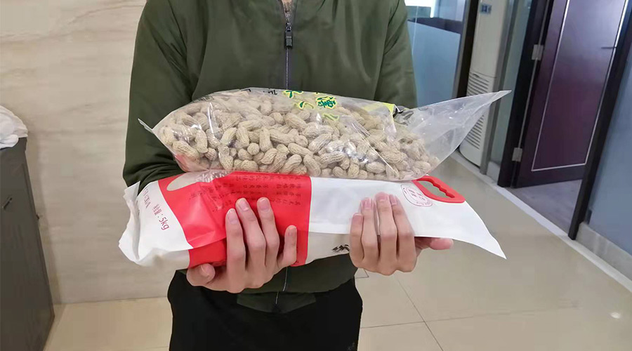 新春關(guān)懷 禮滿情暖！金環(huán)電器給員工發(fā)年貨