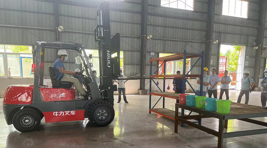 比技能 展風(fēng)采！金環(huán)電器參與鶴城鎮(zhèn)第二屆企業(yè)職工叉車技能競(jìng)賽